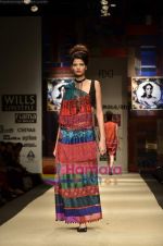 Model walks the ramp for Niki Mahajan show on Wills Lifestyle India Fashion Week 2011-Day 4 in Delhi on 9th April 2011 (89).JPG